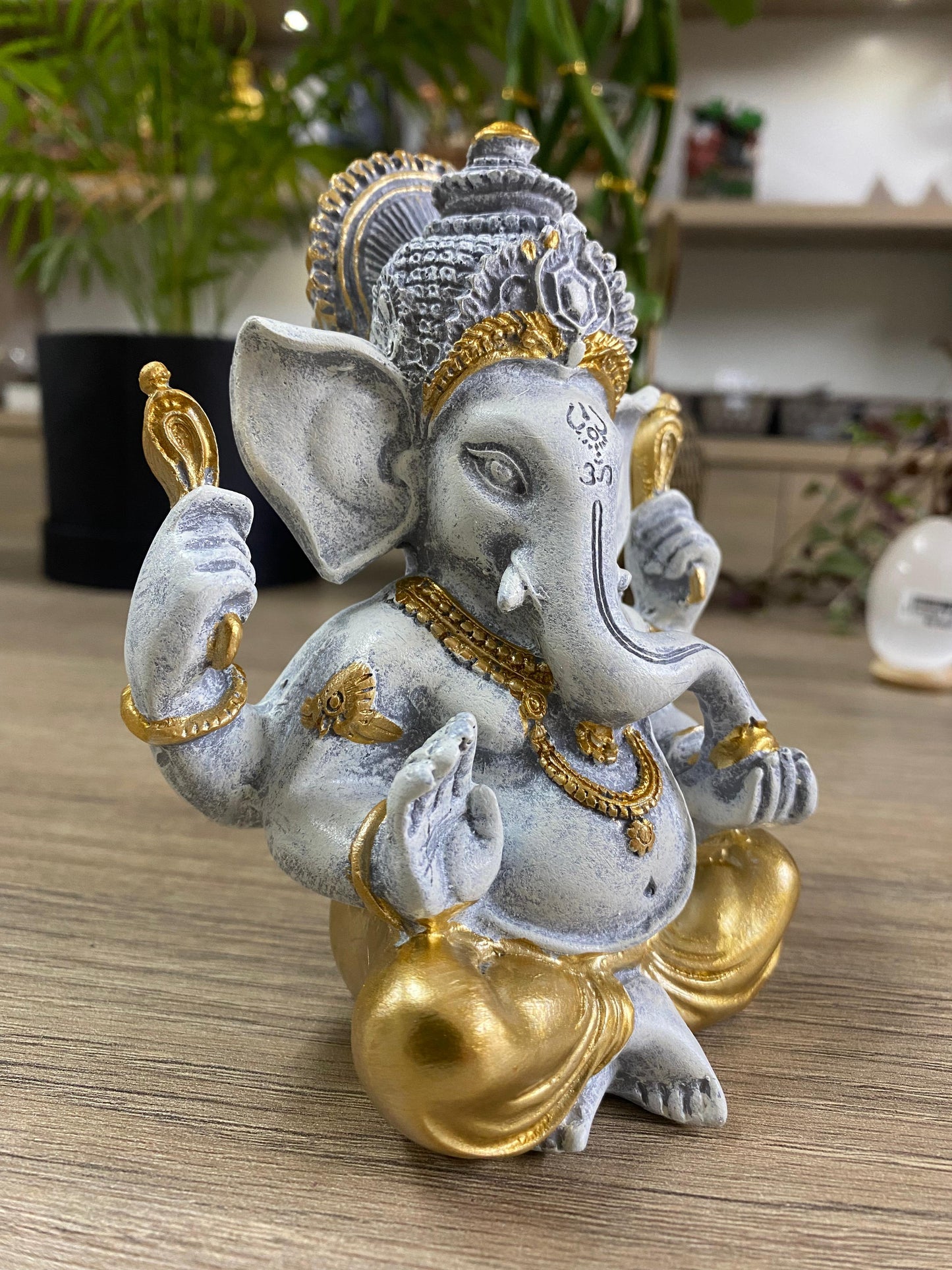 Ganesha Cinza com Dourado - M