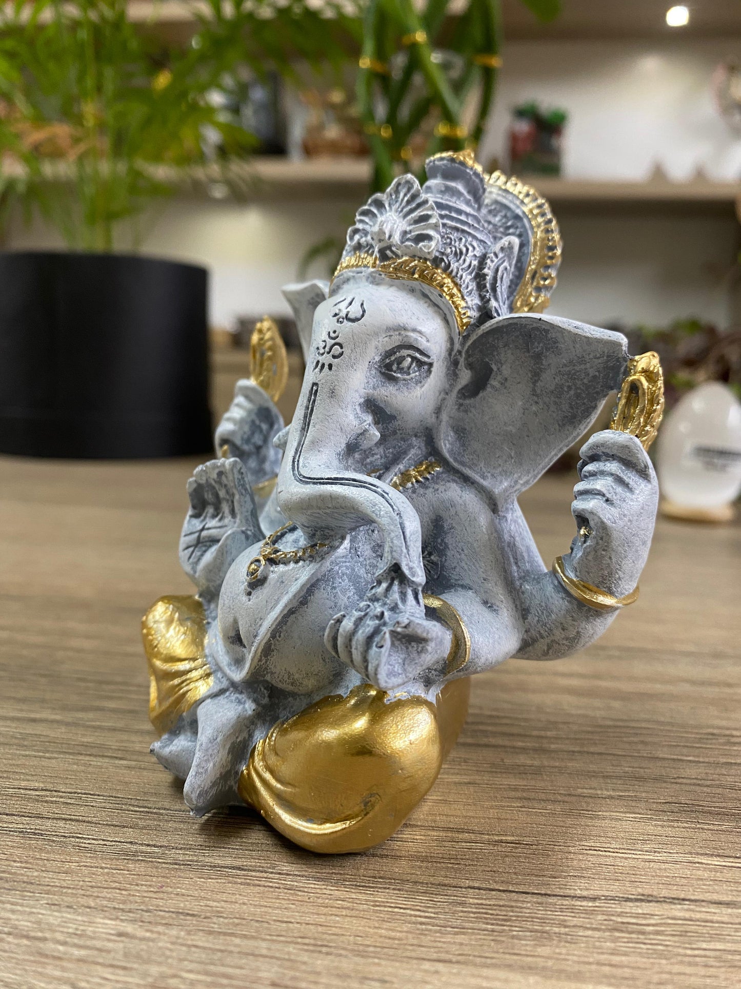Ganesha Cinza com Dourado - P
