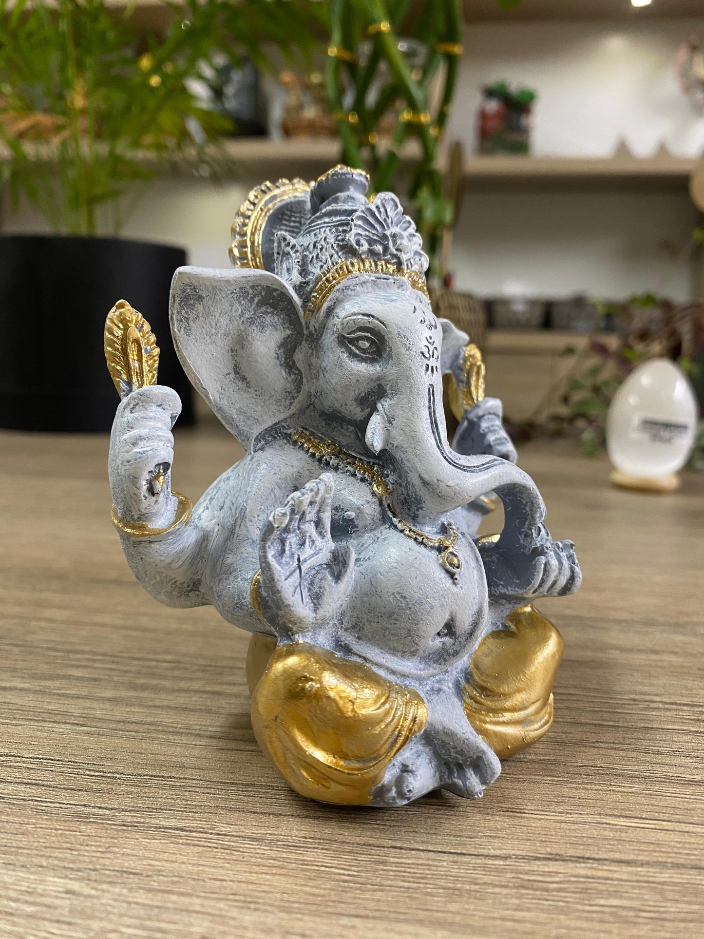 Ganesha Cinza com Dourado - P