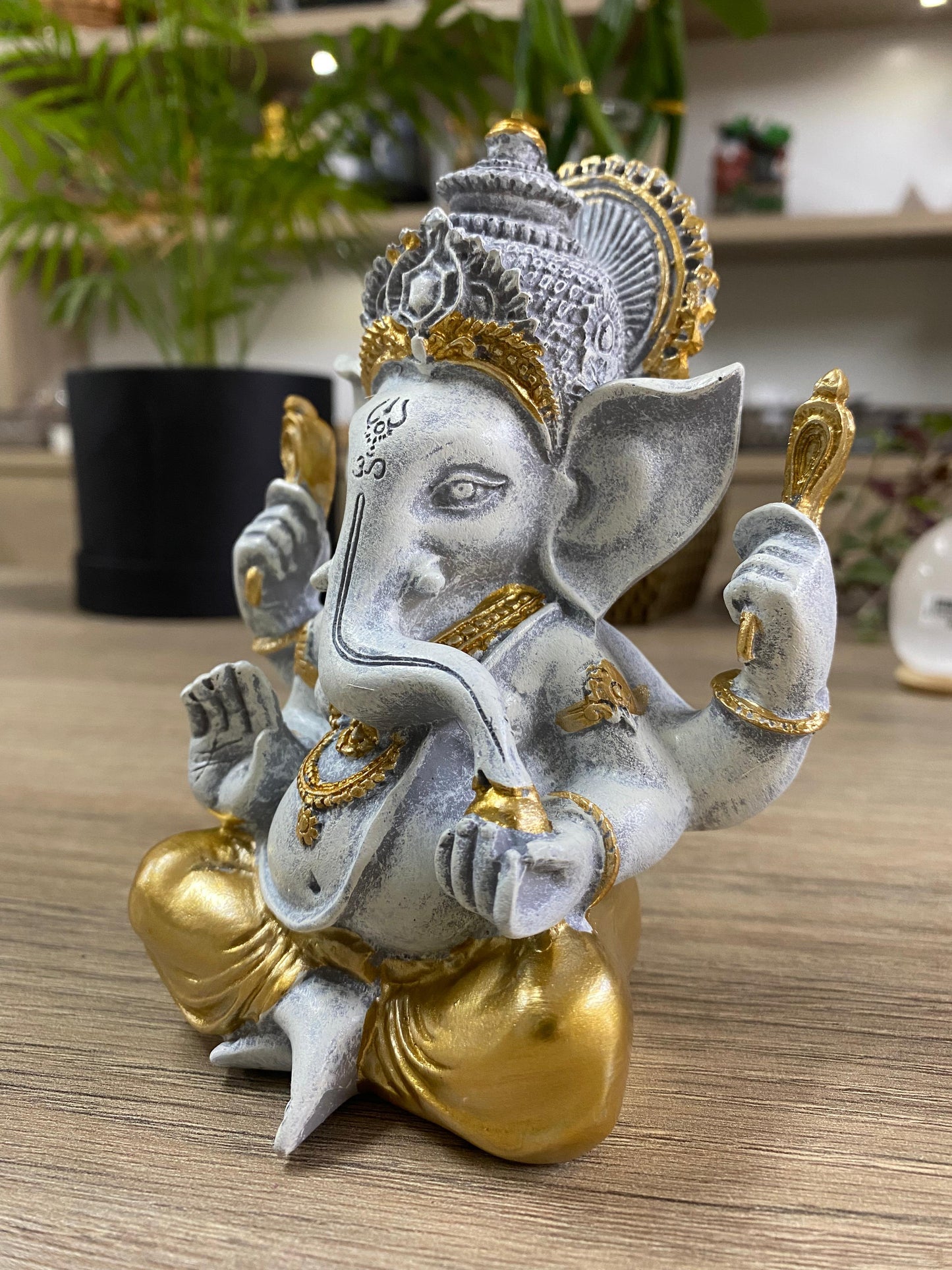 Ganesha Cinza com Dourado - M