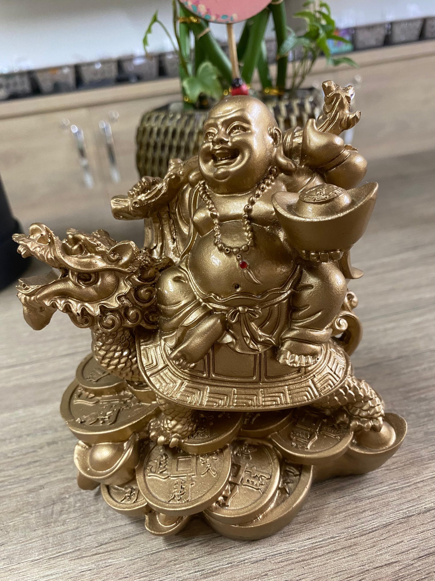 Buda da Fortuna Dourado - Sentado em um Dragão