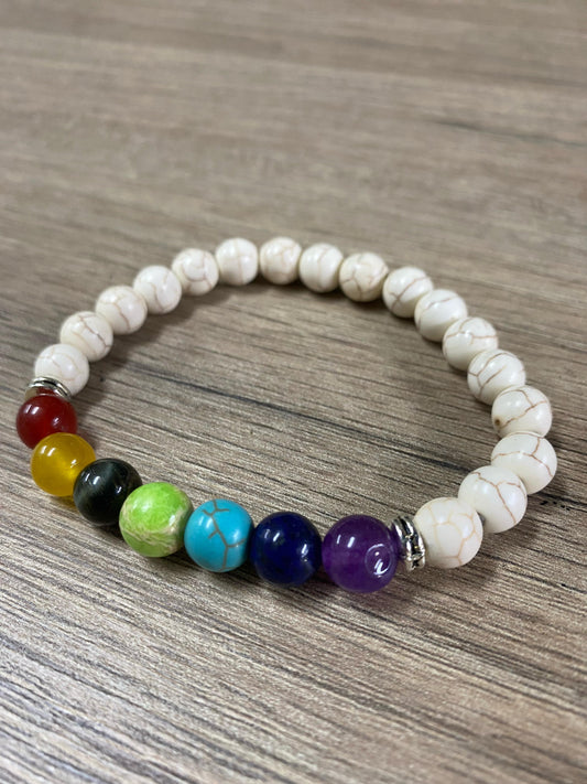 Pulseira de Howlita com Pedras dos 7 Chakras
